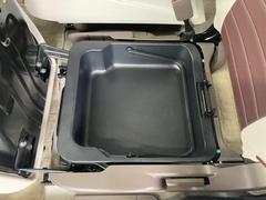 助手席座席下にあるシートアンダーボックスです。バケツ状のボックスは取り出し可能になっていて、意外と便利な収納スペースです。 4