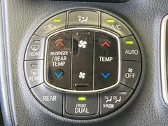 デュアルオートエアコン付きです。運転席・助手席でそれぞれ吹き出す風の温度や風量など自動調整してくれます。 7