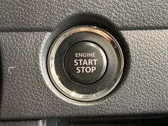エンジンスタートボタンです。キーが車内にあれば、エンジンの始動・停止はブレーキを踏んでスイッチを押すだけ！キーを取り出す手間を省き、ワンプッシュでエンジンを操作するので簡単でスムーズです。 4
