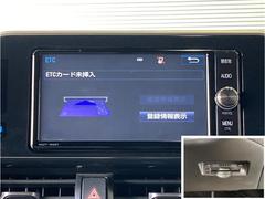 ナビ連動ＥＴＣ付きです。高速道路料金所での小銭の出し入れや雨天時における窓の開け閉めなどの煩わしさが解消できます。料金所の通過もスムーズで快適ですよ。☆使用履歴表示や音声案内もしてくれます☆ 6