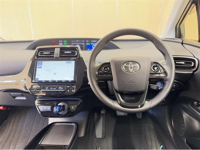 プリウス Ａ　衝突被害軽減ブレーキ　ペダル踏み間違い急発進抑制装置　９インチナビ　フルセグ　Ｂｌｕｅｔｏｏｔｈ　ＥＴＣ　ＬＥＤ　ブラインドスポットモニター　バックモニター　オートエアコン　スマートキー　純正アルミ（6枚目）