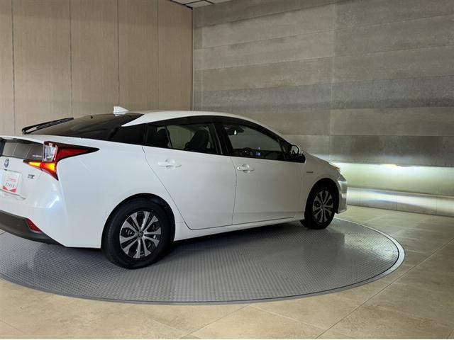 プリウス Ａ　衝突被害軽減ブレーキ　ペダル踏み間違い急発進抑制装置　９インチナビ　フルセグ　Ｂｌｕｅｔｏｏｔｈ　ＥＴＣ　ＬＥＤ　ブラインドスポットモニター　バックモニター　オートエアコン　スマートキー　純正アルミ（14枚目）