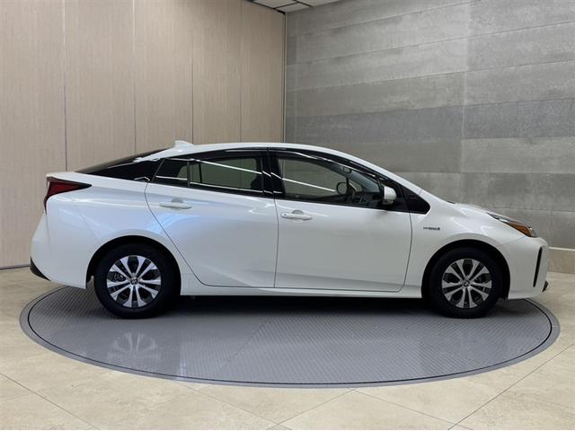 プリウス Ａ　衝突被害軽減ブレーキ　ペダル踏み間違い急発進抑制装置　９インチナビ　フルセグ　Ｂｌｕｅｔｏｏｔｈ　ＥＴＣ　ＬＥＤ　ブラインドスポットモニター　バックモニター　オートエアコン　スマートキー　純正アルミ（16枚目）