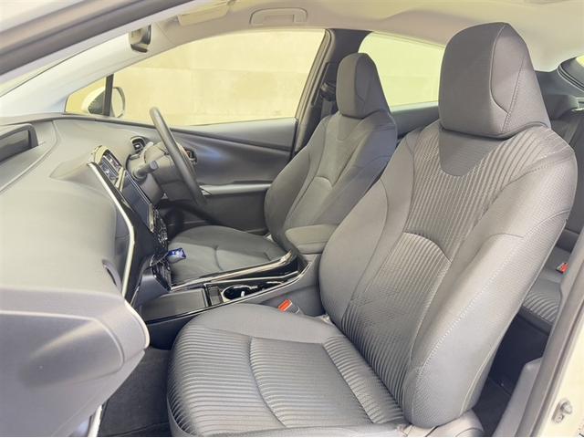 プリウス Ａ　衝突被害軽減ブレーキ　ペダル踏み間違い急発進抑制装置　９インチナビ　フルセグ　Ｂｌｕｅｔｏｏｔｈ　ＥＴＣ　ＬＥＤ　ブラインドスポットモニター　バックモニター　オートエアコン　スマートキー　純正アルミ（19枚目）