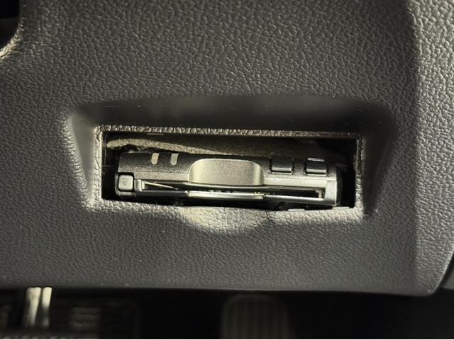 プリウス Sツーリングセレクション 寒冷地仕様 合成皮革シート&シートヒーター フルセグ内蔵メモリーナビ CD/DVD再生 Bluetooth対応 バックモニターETC サイドエアバック オートエアコン スマートキー イモビライザー(11枚目)