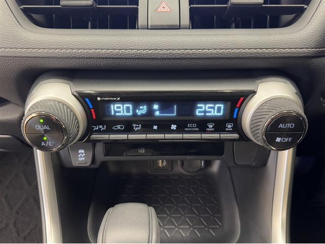 ＲＡＶ４ ハイブリッドＸ　衝突被害軽減ブレーキ　ペダル踏み間違い急発進抑制装置　ＥＴＣ　ＬＥＤ　バックモニター　Ｂｌｕｅｔｏｏｔｈ　フルセグ　クルーズコントロール　先進ライト　車線逸脱警報　オートエアコン　純正アルミ（22枚目）