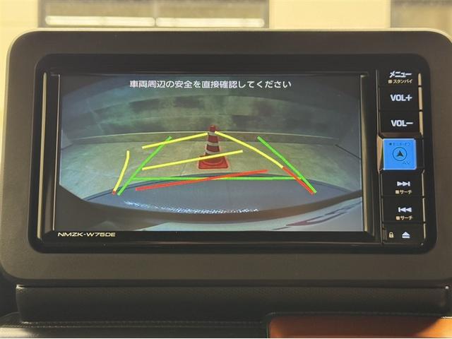 バックガイドモニター付きです。車の後方に小型カメラが付いており、バックする際の後方の様子をモニター上に表示します。
