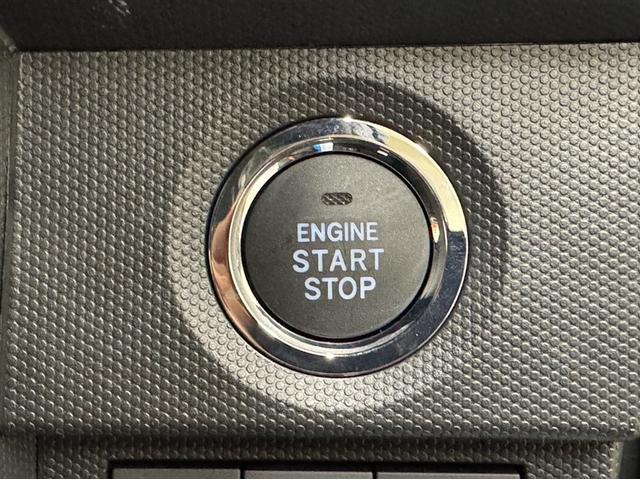 エンジンスタートボタンです。キーが車内にあれば、エンジンの始動・停止はブレーキを踏んでスイッチを押すだけ！キーを取り出す手間を省き、ワンプッシュでエンジンを操作するので簡単でスムーズです。