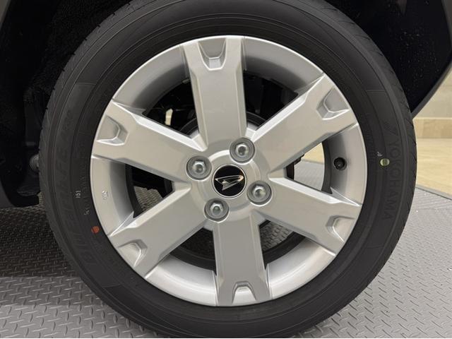 アルミホイール付き！「純正」なので車のデザインともマッチしています。お洒落は足元から。。。といいますから♪