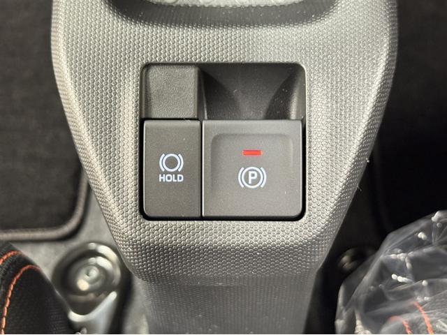 ホールド機能付電動パーキング装備です。信号待ちや坂道発進の際にとても便利な装備です。