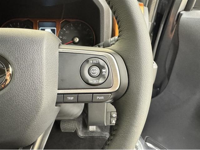 一定速度の走行をアシストしてくれるクルーズコントロール付き。お好みの速度を設定すれば、アクセルを踏まずに速度を保って走行してくれます。高速道路などの走行に便利です。ブレーキを踏めば簡単に解除出来ます。
