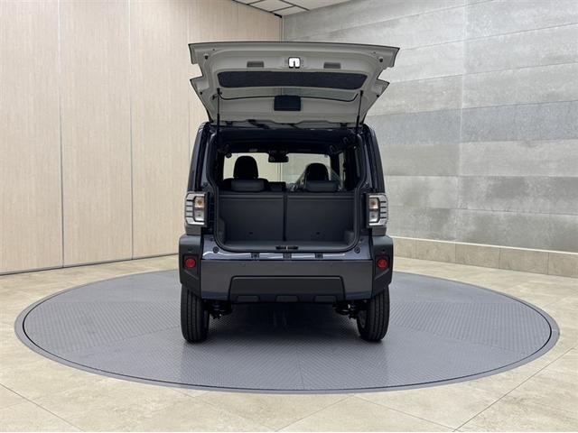 バックドアは跳ね上げ式です。雨の日はバックドアが屋根替わりになり、荷物の出し入れの際、濡れずに済みます。