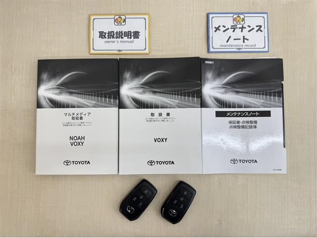 ヴォクシー ハイブリッドＳ－Ｚ　衝突被害軽減ブレーキ　ペダル踏み間違い急発進抑制装置　ドライブレコーダー　電源コンセント　シートヒーター　ナビ　フルセグ　Ｂｌｕｅｔｏｏｔｈ　両側電動スライドドア　全周囲カメラ　ＥＴＣ　ＬＥＤ（35枚目）