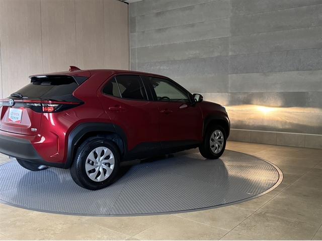 ヤリスクロス ハイブリッドＸ　衝突被害軽減ブレーキ　ペダル踏み間違い急発進抑制装置　電源コンセント　ディスプレイオーディオ　Ｂｌｕｅｔｏｏｔｈ　全周囲カメラ　クルーズコントロール　オートエアコン　先進ライト　車線逸脱警報（11枚目）