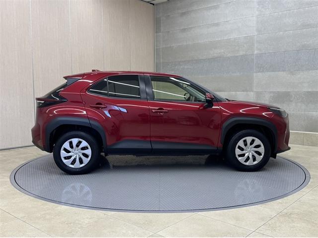 ヤリスクロス ハイブリッドＸ　衝突被害軽減ブレーキ　ペダル踏み間違い急発進抑制装置　電源コンセント　ディスプレイオーディオ　Ｂｌｕｅｔｏｏｔｈ　全周囲カメラ　クルーズコントロール　オートエアコン　先進ライト　車線逸脱警報（13枚目）