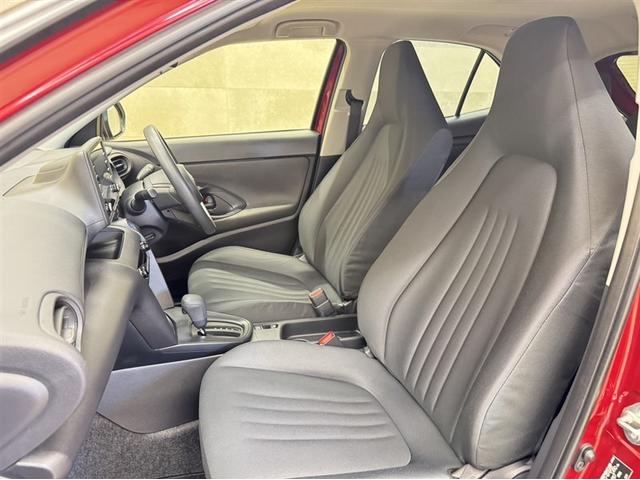 ヤリスクロス ハイブリッドＸ　衝突被害軽減ブレーキ　ペダル踏み間違い急発進抑制装置　電源コンセント　ディスプレイオーディオ　Ｂｌｕｅｔｏｏｔｈ　全周囲カメラ　クルーズコントロール　オートエアコン　先進ライト　車線逸脱警報（16枚目）