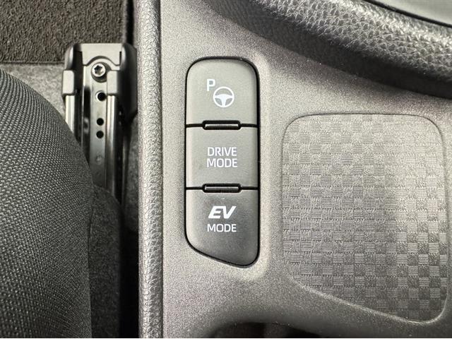 ヤリスクロス ハイブリッドＸ　衝突被害軽減ブレーキ　ペダル踏み間違い急発進抑制装置　電源コンセント　ディスプレイオーディオ　Ｂｌｕｅｔｏｏｔｈ　全周囲カメラ　クルーズコントロール　オートエアコン　先進ライト　車線逸脱警報（22枚目）