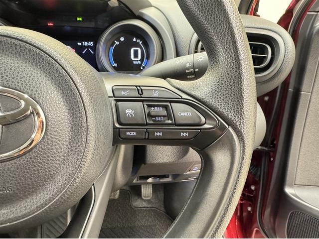 ヤリスクロス ハイブリッドＸ　衝突被害軽減ブレーキ　ペダル踏み間違い急発進抑制装置　電源コンセント　ディスプレイオーディオ　Ｂｌｕｅｔｏｏｔｈ　全周囲カメラ　クルーズコントロール　オートエアコン　先進ライト　車線逸脱警報（25枚目）