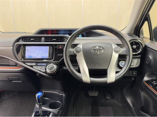 アクア Ｘ－アーバン　ソリッド　衝突被害軽減ブレーキ　ナビ　ワンセグ　Ｂｌｕｅｔｏｏｔｈ　シートヒーター　ＥＴＣ　ＬＥＤ　先進ライト　車線逸脱警報　スマートキー　オートエアコン　バックモニター　純正アルミ　デュアルエアバック（6枚目）