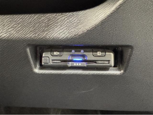 アクア Ｘ－アーバン　ソリッド　衝突被害軽減ブレーキ　ナビ　ワンセグ　Ｂｌｕｅｔｏｏｔｈ　シートヒーター　ＥＴＣ　ＬＥＤ　先進ライト　車線逸脱警報　スマートキー　オートエアコン　バックモニター　純正アルミ　デュアルエアバック（10枚目）