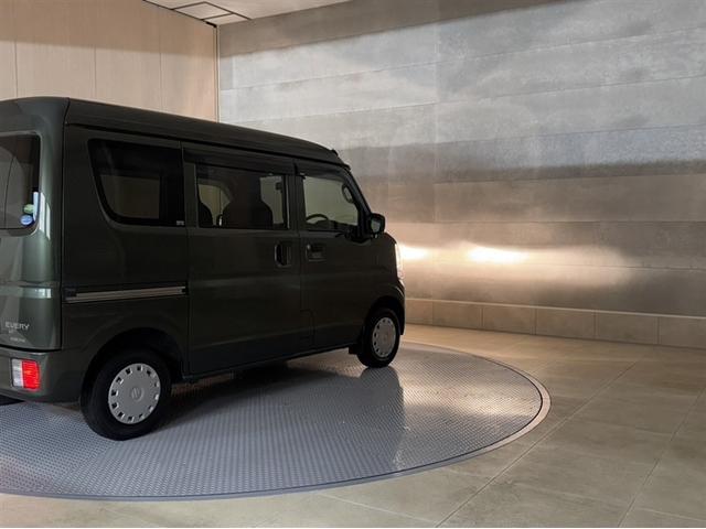 エブリイ ＰＣリミテッド　衝突被害軽減ブレーキ　ペダル踏み間違い急発進抑制装置　フルセグ内蔵メモリーナビ　ＣＤ／ＤＶＤ再生　Ｂｌｕｅｔｏｏｔｈ　バックモニター　ＥＴＣ　キーレスエントリー　整備記録簿　マニュアルエアコン　ＡＢＳ（10枚目）