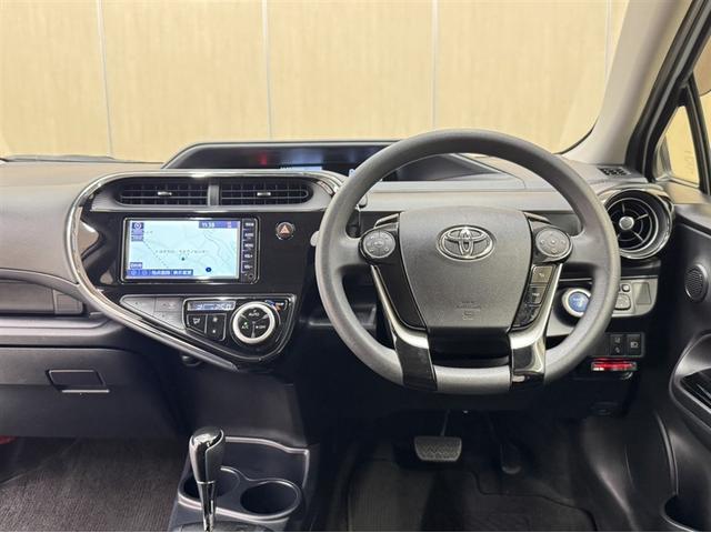 アクア Ｓスタイルブラック　衝突被害軽減ブレーキ　ペダル踏み間違い急発進抑制装置　ナビ　ワンセグ　Ｂｌｕｅｔｏｏｔｈ　ＥＴＣ　ＬＥＤ　ワンオーナー　先進ライト　車線逸脱警報　バックモニター　オートエアコン　ＣＤ再生　社外アルミ（6枚目）