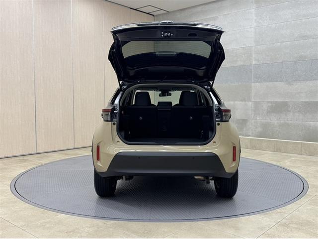 ヤリスクロス ハイブリッドＧ　衝突被害軽減ブレーキ　ペダル踏み間違い急発進抑制装置　電源コンセント　ディスプレイオーディオ　Ｂｌｕｅｔｏｏｔｈ　全周囲カメラ　ブラインドスポットモニター　オートエアコン　クルーズコントロール　記録簿（31枚目）