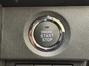 エンジンスタートボタンです。キーが車内にあれば、エンジンの始動・停止はブレーキを踏んでスイッチを押すだけ!キーを取り出す手間を省き、ワンプッシュでエンジンを操作するので簡単でスムーズです。