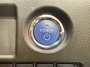 エンジンスタートボタンです。キーが車内にあれば、エンジンの始動・停止はブレーキを踏んでスイッチを押すだけ！キーを取り出す手間を省き、ワンプッシュでエンジンを操作するので簡単でスムーズです。