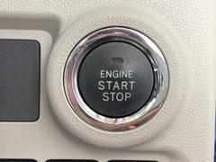 エンジンスタートボタンです。キーが車内にあれば、エンジンの始動・停止はブレーキを踏んでスイッチを押すだけ！キーを取り出す手間を省き、ワンプッシュでエンジンを操作するので簡単でスムーズです。 5