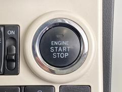 エンジンスタートボタンです。キーが車内にあれば、エンジンの始動・停止はブレーキを踏んでスイッチを押すだけ！キーを取り出す手間を省き、ワンプッシュでエンジンを操作するので簡単でスムーズです。 6