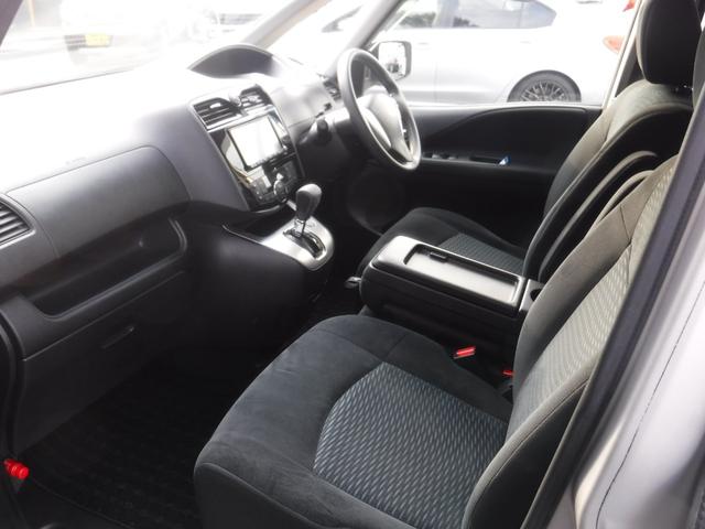 ランディ ２．０Ｘ　Ｓ－ハイブリッド　純正ナビ　フルセグＴＶ　バックカメラ　ＥＴＣ　エマージェンシーブレーキ　両側パワースライドドア　ＬＥＤヘッドライト　スマートキー（9枚目）