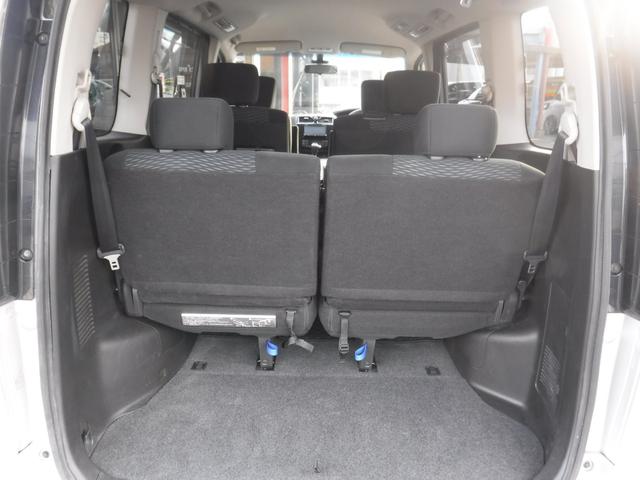 ランディ ２．０Ｘ　Ｓ－ハイブリッド　純正ナビ　フルセグＴＶ　バックカメラ　ＥＴＣ　エマージェンシーブレーキ　両側パワースライドドア　ＬＥＤヘッドライト　スマートキー（13枚目）
