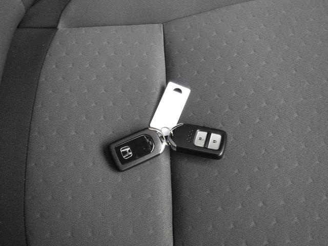 フィット ベーシック　ホンダセンシング　スマートキー　電動格納ミラー　走行２００００ｋｍ（18枚目）