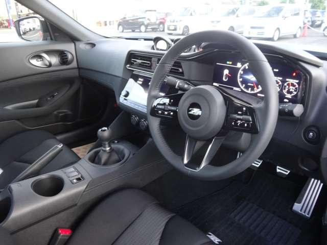 フェアレディZ 3.0 ベースグレード/ワンオーナー/18インチアル クルコン ドライブレコーダー LEDヘッド バックカメラ 衝突軽減システム ワンオーナー エアコン パワーウィンドウ パワーステアリング レーンアシスト ETC アルミホイール インテリジェントキー(5枚目)