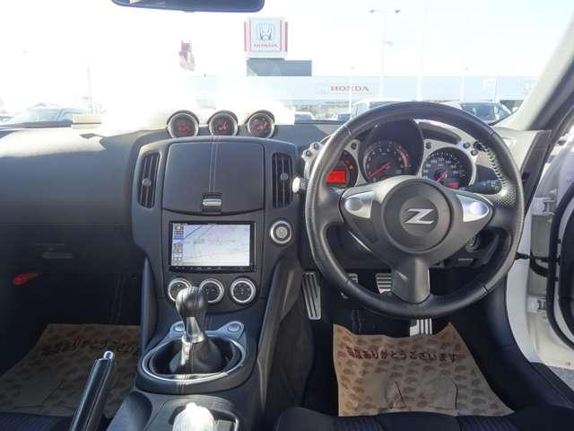 フェアレディＺ ベースグレード　６速ＭＴ　社外ナビ　ストラーダＣＮ－ＲＥ０６Ｄ　　サイドステップ　リアアンダースポイラー　バックカメラ　ＥＴＣ　純正１８インチアルミホイール　禁煙車（2枚目）