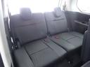 サードシート(運転席側より)
