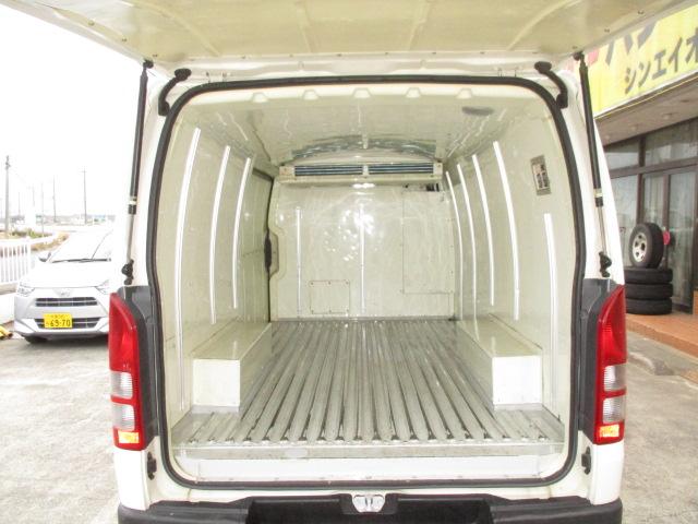 ハイエースバン １ｔ　冷蔵冷凍　４ＷＤ　オートマ車　－２２℃設定　フルタイム４ＷＤ（4枚目）