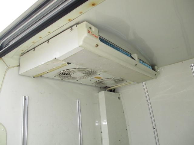ハイエースバン １ｔ　冷蔵冷凍　４ＷＤ　オートマ車　－２２℃設定　フルタイム４ＷＤ（6枚目）