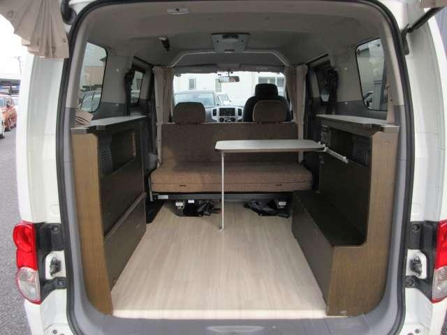 ＮＶ２００バネットワゴン プレミアムＧＸ－２Ｒ　プレミアムＧＸ－２Ｒ　日産ピーズクラフト製ツールドスタ－キャンピング仕様　街乗りサイズのＮＶ２００　ＶＡＮＥＴＴＥをベースにした車中泊モデル「ツールドスター」車中泊にも使えるキャンピング仕様です。（2枚目）
