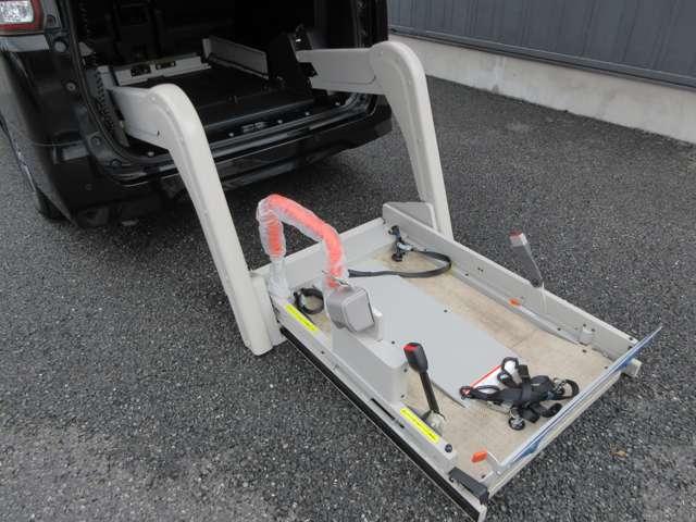 セレナ 　Ｘ　チェアキャブ　リフタータイプ　ワンオ－ナ－車　電動車いす固定装置　電動リフターで大きな車いすも楽に乗車◆車いすの近くに座れて安心◆シートレイアウト、自由自在◆足が曲がらない方も乗車可能（2枚目）