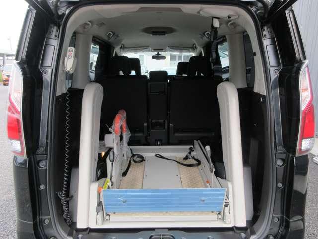 セレナ 　Ｘ　チェアキャブ　リフタータイプ　ワンオ－ナ－車　電動車いす固定装置　電動リフターで大きな車いすも楽に乗車◆車いすの近くに座れて安心◆シートレイアウト、自由自在◆足が曲がらない方も乗車可能（3枚目）