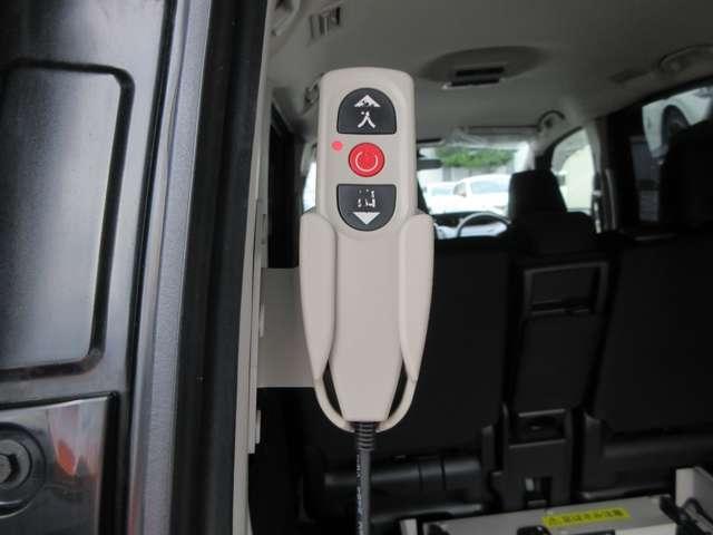 セレナ 　Ｘ　チェアキャブ　リフタータイプ　ワンオ－ナ－車　電動車いす固定装置　電動リフターで大きな車いすも楽に乗車◆車いすの近くに座れて安心◆シートレイアウト、自由自在◆足が曲がらない方も乗車可能（5枚目）