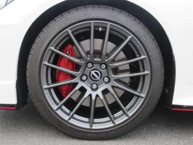 スカイライン ニスモリミテッド 限定100台 NISMOとしてのダイナミズムと、スカイラインが伝統とする美意識の融合◆60年以上続くスカイラインの歴史を継承し、さらにスタイルとパフォーマンスを高めたスカイライン NISMO。(8枚目)