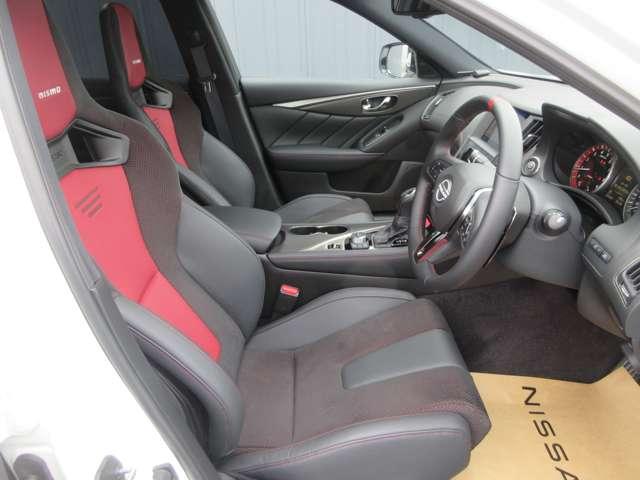 スカイライン ニスモリミテッド 限定100台 NISMOとしてのダイナミズムと、スカイラインが伝統とする美意識の融合◆60年以上続くスカイラインの歴史を継承し、さらにスタイルとパフォーマンスを高めたスカイライン NISMO。(13枚目)