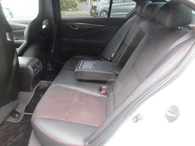 スカイライン ニスモリミテッド 限定100台 NISMOとしてのダイナミズムと、スカイラインが伝統とする美意識の融合◆60年以上続くスカイラインの歴史を継承し、さらにスタイルとパフォーマンスを高めたスカイライン NISMO。(15枚目)