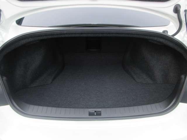 スカイライン ニスモリミテッド 限定100台 NISMOとしてのダイナミズムと、スカイラインが伝統とする美意識の融合◆60年以上続くスカイラインの歴史を継承し、さらにスタイルとパフォーマンスを高めたスカイライン NISMO。(16枚目)