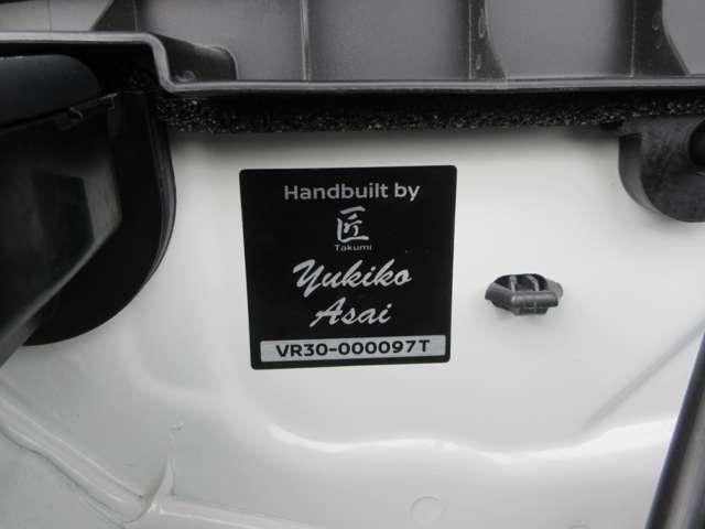 スカイライン ニスモリミテッド 限定車100台 NISMOとしてのダイナミズムと、スカイラインが伝統とする美意識の融合◆60年以上続くスカイラインの歴史を継承し、さらにスタイルとパフォーマンスを高めたスカイライン NISMO。(3枚目)