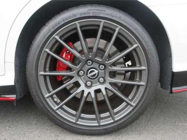 スカイライン ニスモリミテッド 限定車100台 NISMOとしてのダイナミズムと、スカイラインが伝統とする美意識の融合◆60年以上続くスカイラインの歴史を継承し、さらにスタイルとパフォーマンスを高めたスカイライン NISMO。(8枚目)