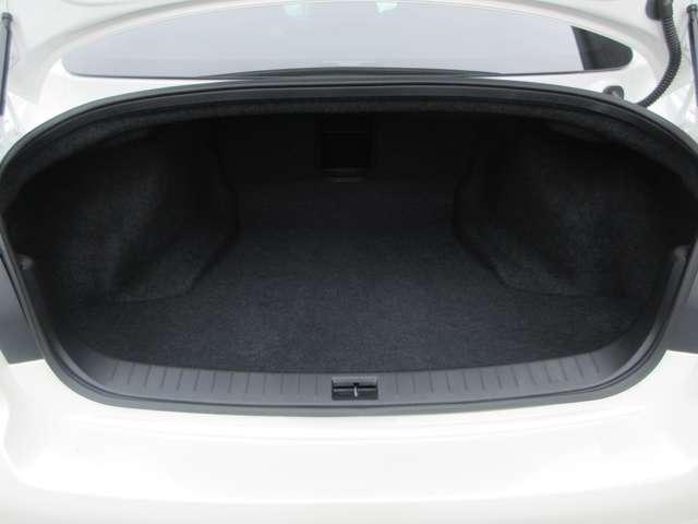 スカイライン ニスモリミテッド 限定車100台 NISMOとしてのダイナミズムと、スカイラインが伝統とする美意識の融合◆60年以上続くスカイラインの歴史を継承し、さらにスタイルとパフォーマンスを高めたスカイライン NISMO。(16枚目)